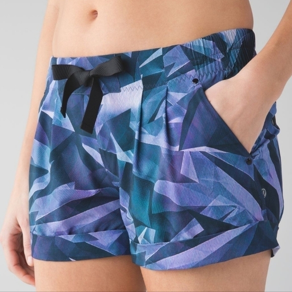 Lululemon Spring Break Away Short Pretty Prism Multi Size 4 - Picture 6 of 13